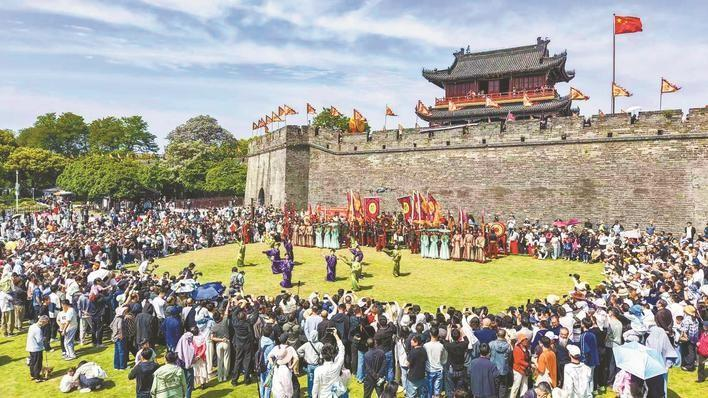 荆州沉浸式楚文化演艺火爆出圈，古城全域演艺激活过夜经济